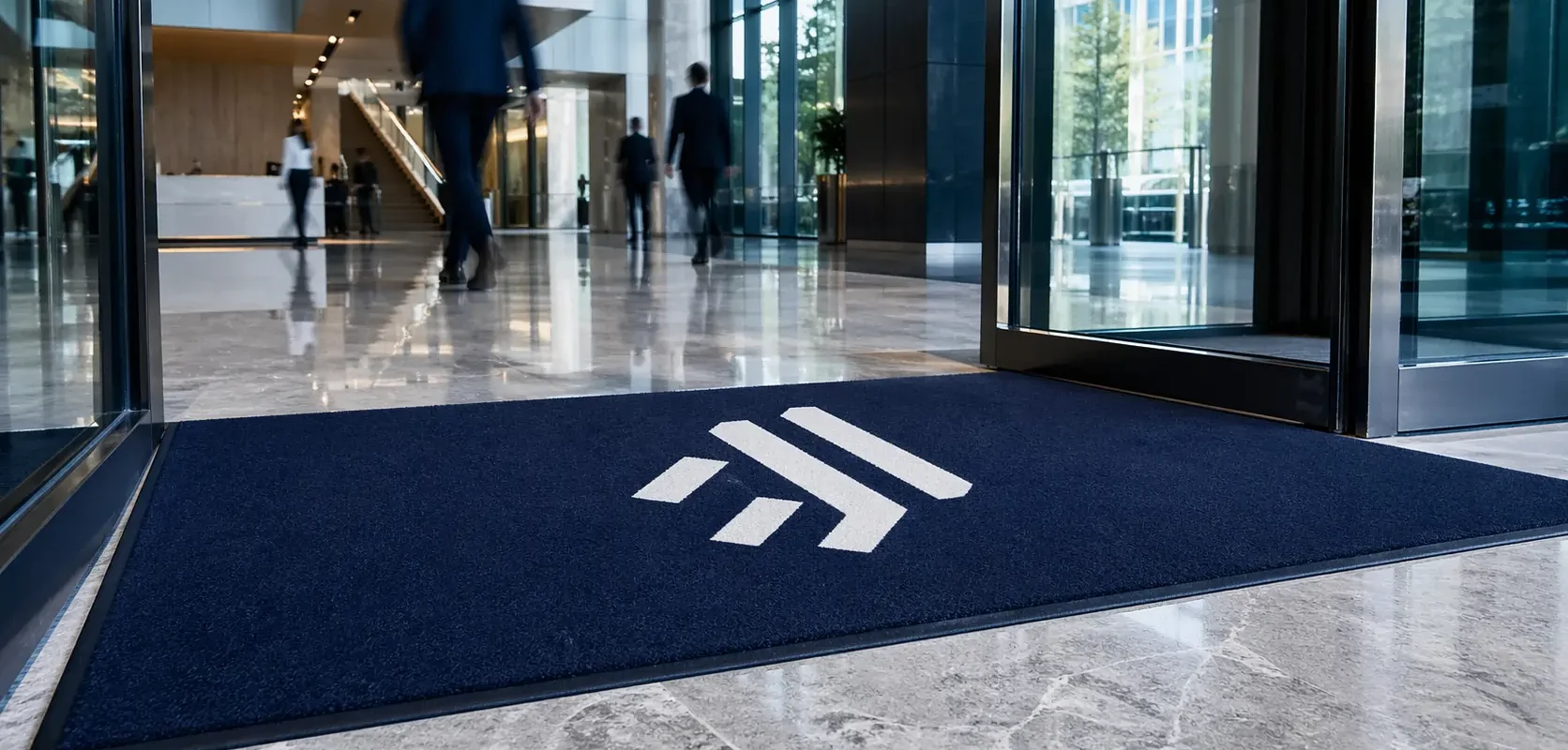 Tapis d'accueil bleu avec logo d'entreprise en blanc